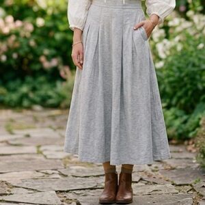 COMFY USA GREY MIDI SKIRT. SIZE MEDIUM. NEW W/O TAGS